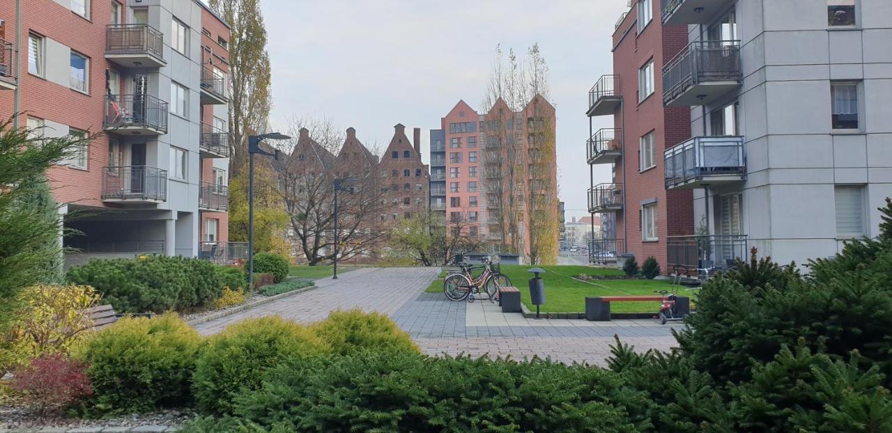 Apartament Pod Trzema Niebieskimi Kaczorami Apartment กดัญสก์ ภายนอก รูปภาพ